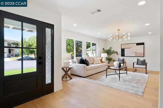 374 James Bowie Ct, Alamo CA: https://media.crmls.org/mediaz/ffa25665-76de-4fa6-85c1-eccb4ebddcfa.jpg