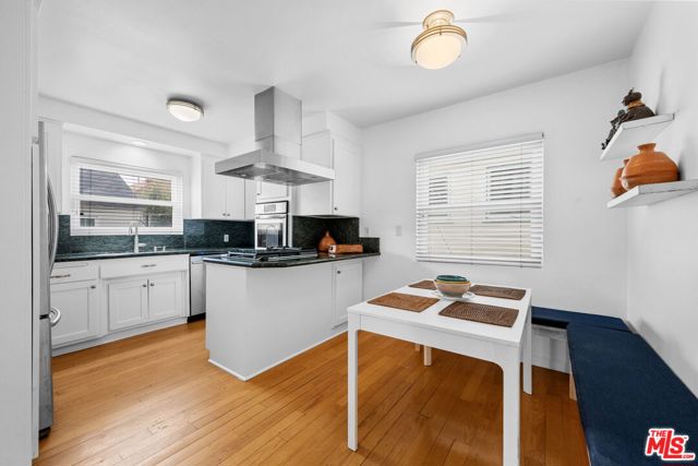 1225 Washington Avenue, Santa Monica CA: https://media.crmls.org/mediaz/ffa58e36-d00e-428d-b1d7-f0df54fc6319.jpg