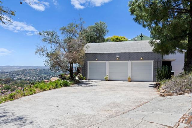 14645 High Valley Road, Poway CA: https://media.crmls.org/mediaz/ffa694df-6239-4747-a801-a092129d8d56.jpg