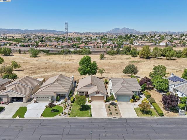 491 Central Park Pl, Brentwood CA: https://media.crmls.org/mediaz/ffa6e986-6d10-4c17-88e4-4e8ad6dace3c.jpg