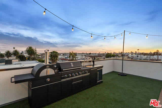 542 1/2 N Serrano Avenue, Los Angeles CA: https://media.crmls.org/mediaz/ffa79a36-438c-4cc9-8b1c-d00c1083b2cb.jpg