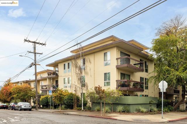 555 Jean St, Oakland CA: https://media.crmls.org/mediaz/ffa91e04-df68-4f9f-8849-a6a4942531ad.jpg