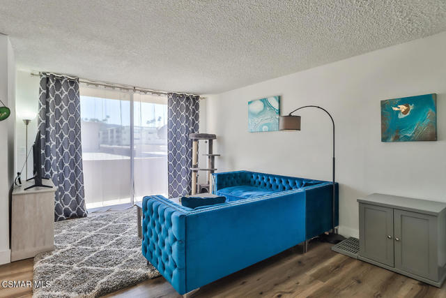5429 Newcastle Avenue, Encino CA: https://media.crmls.org/mediaz/ffa91f3b-81b8-4780-97d6-f02e693acc38.jpg
