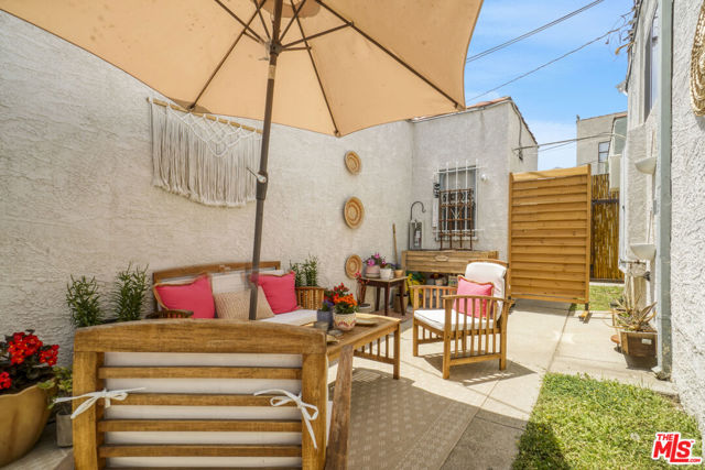 2415 Arizona Avenue, Santa Monica CA: https://media.crmls.org/mediaz/ffaa188d-0cd3-45b0-9169-2f291704dced.jpg