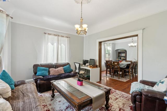 1706 Fairview St, Berkeley CA: https://media.crmls.org/mediaz/ffaa74c1-53f5-4c5f-afb9-344761e49288.jpg