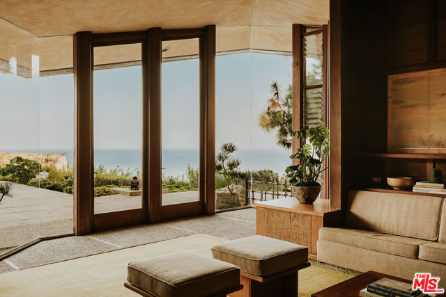 8 Sea Cove Drive, Rancho Palos Verdes CA: https://media.crmls.org/mediaz/ffaa869a-23d4-42eb-bccc-6febe31c850d.jpg
