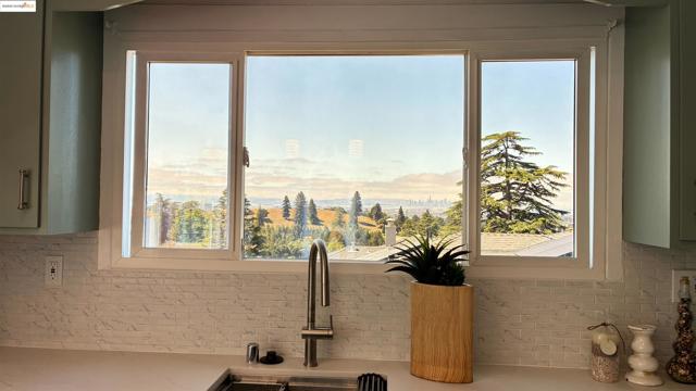 135 Alta Rd, Oakland CA: https://media.crmls.org/mediaz/ffaaba8d-457a-4f46-86a2-a306e48d744b.jpg