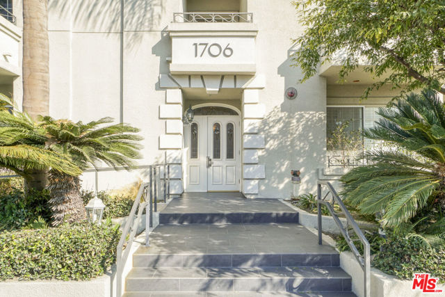 1706 Colby Avenue, Los Angeles CA: https://media.crmls.org/mediaz/ffac0752-b958-4661-9583-2f87e5259041.jpg