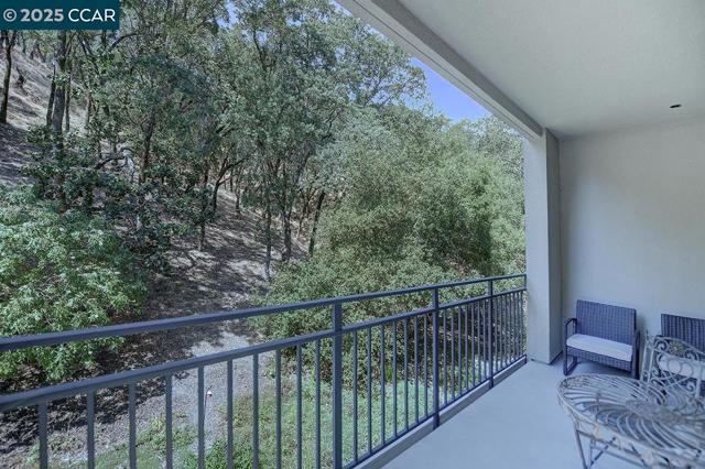 5920 Horsemans Canyon Dr, Walnut Creek CA: https://media.crmls.org/mediaz/ffac583f-b20d-415d-8d55-d34da2461db6.jpg