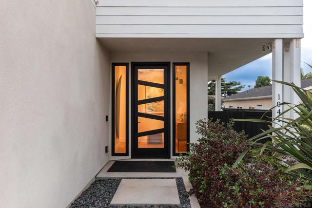 1041 Van Nuys St, San Diego CA: https://media.crmls.org/mediaz/ffac6c9b-c642-4a4d-af46-ce84c92db7e3.jpg