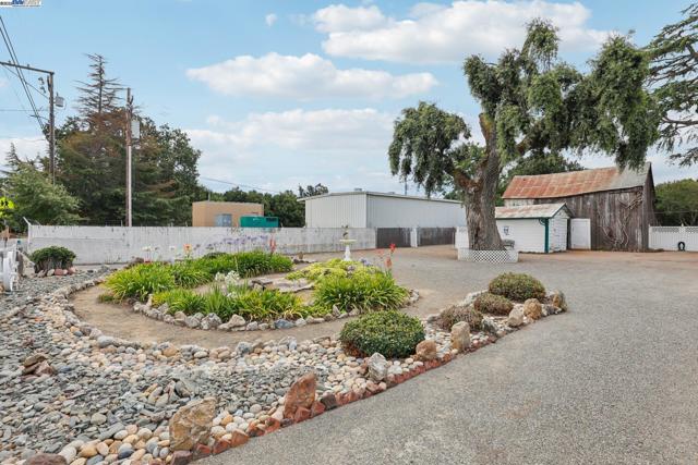 11768 Main St, Sunol CA: https://media.crmls.org/mediaz/ffacd94b-fb25-41d4-b080-925a9dcf2804.jpg