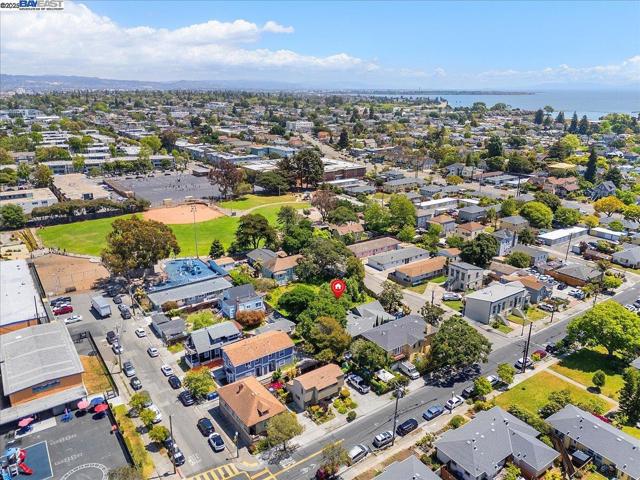 310 Spruce St, Alameda CA: https://media.crmls.org/mediaz/ffad25ed-f652-4261-8062-ddabb9476753.jpg
