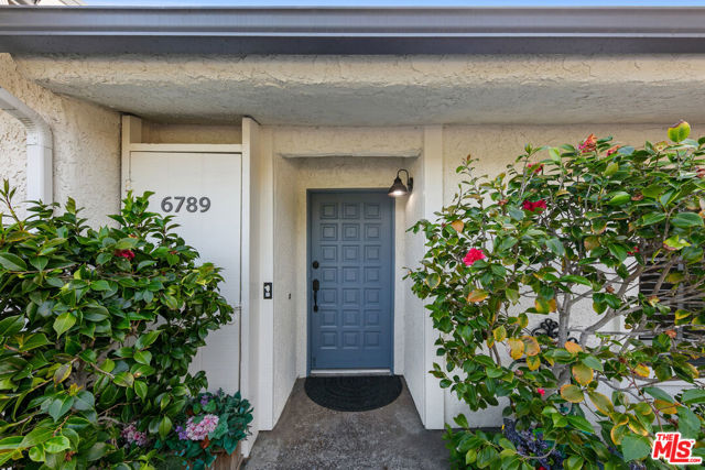 6789 Seawatch Lane, Malibu CA: https://media.crmls.org/mediaz/ffaef494-8f83-4ba7-b3ff-af3dbf854d3b.jpg