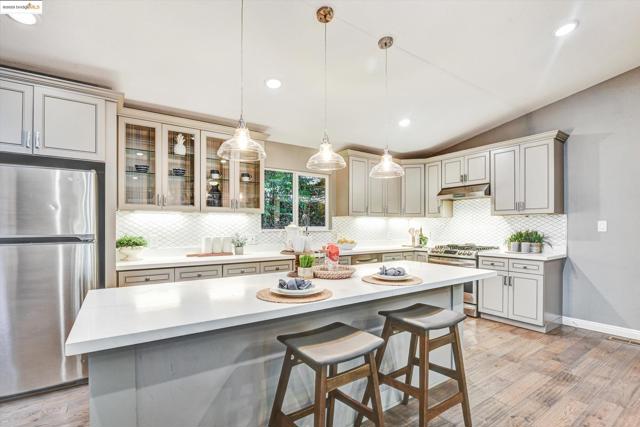 7 Saint Stephens Dr, Orinda CA: https://media.crmls.org/mediaz/ffaf02b7-1340-46b3-9629-302d30bf2ce7.jpg