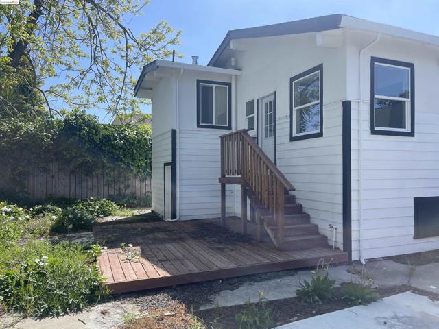950 39Th St, Oakland, California 94608, 2 Bedrooms Bedrooms, ,2 BathroomsBathrooms,Single Family Residence,For Sale,39Th St,41057229