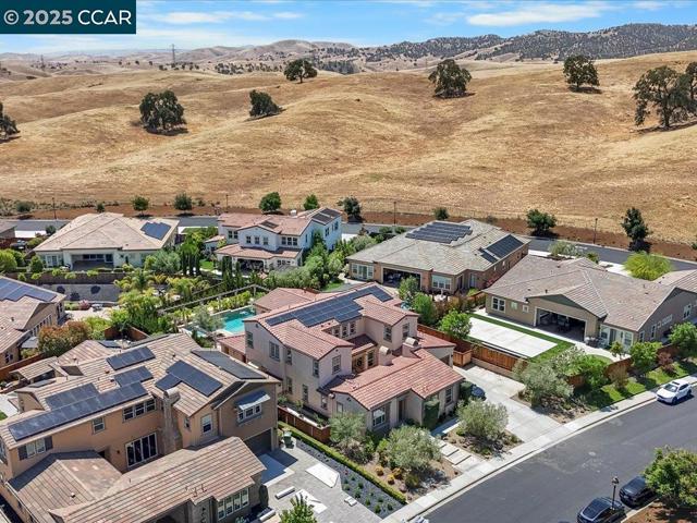 1927 Vintage Cir, Brentwood CA: https://media.crmls.org/mediaz/ffaf977a-0c06-43b2-9dec-c719405e8c3f.jpg