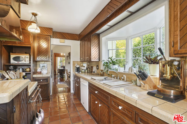 1326 Cordova Avenue, Glendale CA: https://media.crmls.org/mediaz/ffb02ad8-8f5b-417c-bf8f-d06c8351787f.jpg