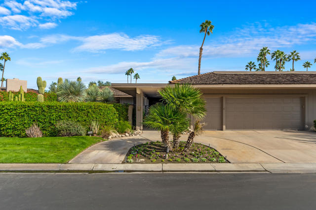 132 Columbia Drive, Rancho Mirage CA: https://media.crmls.org/mediaz/ffb0b82b-b22d-4ad5-b7c3-d42c5382f78f.jpg