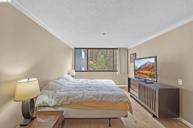 Image 21 of 33 For 555 Pierce St  942