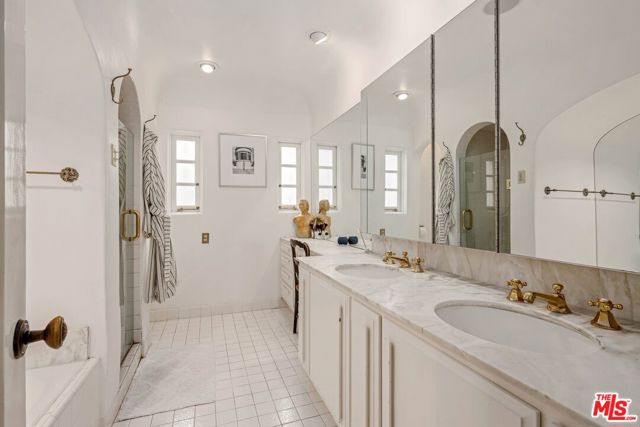 902 S Highland Avenue, Los Angeles CA: https://media.crmls.org/mediaz/ffb3a80a-19e8-4304-831a-7087479e3f6c.jpg