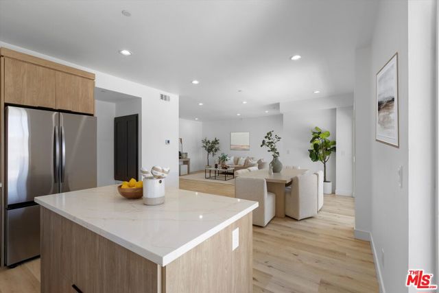 542 1/2 N Serrano Avenue, Los Angeles CA: https://media.crmls.org/mediaz/ffb3bf1d-b19d-4190-9787-1f2754e2b43a.jpg