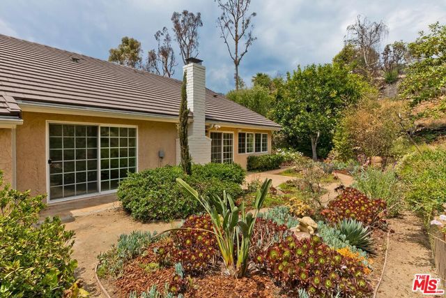 17181 Avenida De La Herradura, Pacific Palisades CA: https://media.crmls.org/mediaz/ffb4603f-e330-4caf-90b0-e50f182f1498.jpg