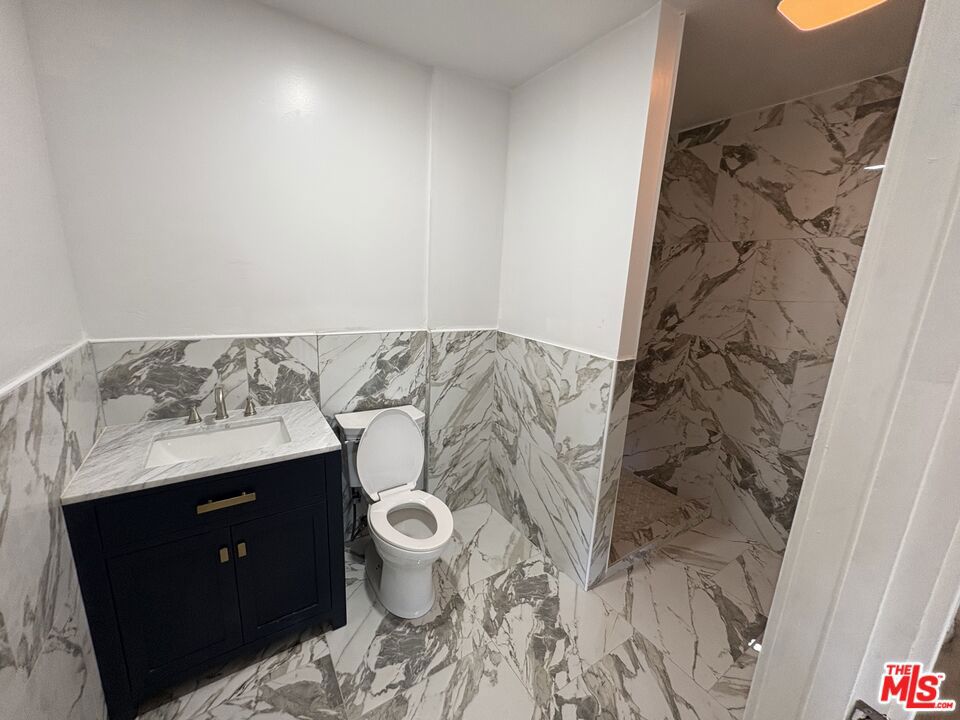 https://media.crmls.org/mediaz/ffb4a1bd-0a06-4b3b-8a8a-3d663ddd381d.jpg?preset=X-Large