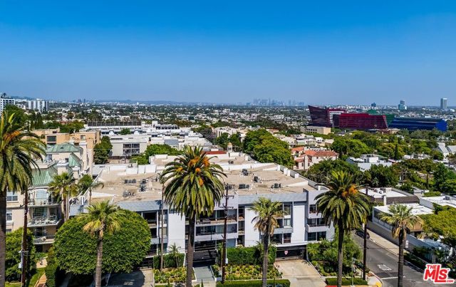 906 N Doheny Drive, West Hollywood CA: https://media.crmls.org/mediaz/ffb5147e-082d-4163-b7b4-06529c6fb7e3.jpg