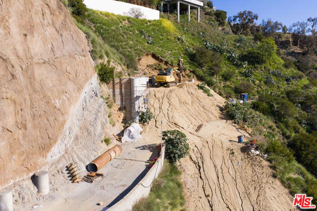 2004 Sunset Plaza Drive, Los Angeles CA: https://media.crmls.org/mediaz/ffb705d7-222e-44c6-87f6-445a0b36a4a1.jpg