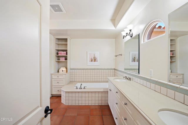 212 S Montgomery Street, Ojai CA: https://media.crmls.org/mediaz/ffb774b3-b2b2-476c-b5d8-47add56fe523.jpg