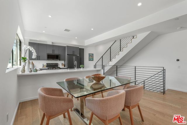 3724 1/2 Vinton Avenue, Los Angeles CA: https://media.crmls.org/mediaz/ffb92f8e-3752-4901-8a49-7b8f137c3ce4.jpg