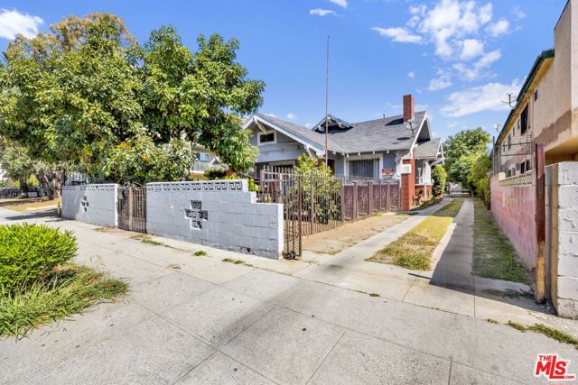 1215 W 39th Place, Los Angeles CA: https://media.crmls.org/mediaz/ffb95135-23ff-4bb4-9c89-c072efd3cb7d.jpg