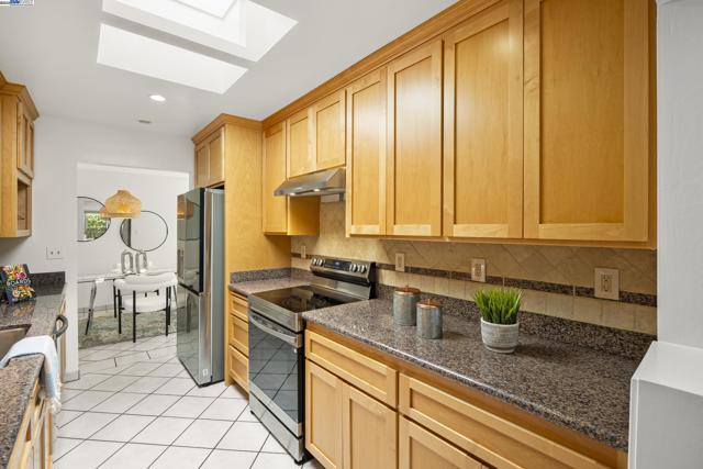 3527 Magnolia Dr, Alameda CA: https://media.crmls.org/mediaz/ffb9df0a-4c9c-4327-82c9-3ebb0408a66f.jpg