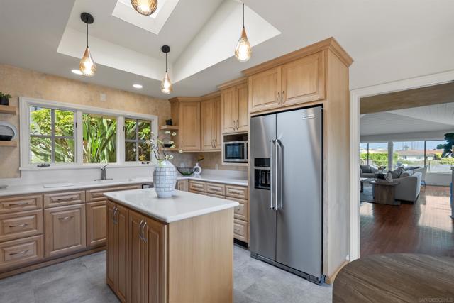 951 Skylark Dr, La Jolla CA: https://media.crmls.org/mediaz/ffbaf910-872f-47e3-9934-6e2bbec519df.jpg