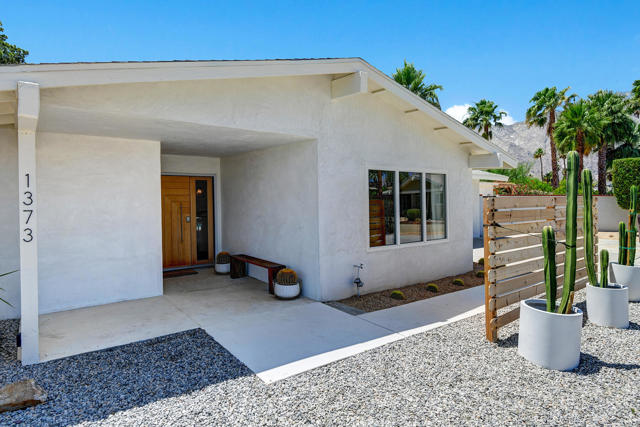 1373 E Madero Circle, Palm Springs CA: https://media.crmls.org/mediaz/ffbb6bbb-bda6-4e2b-86c0-14f836200f01.jpg