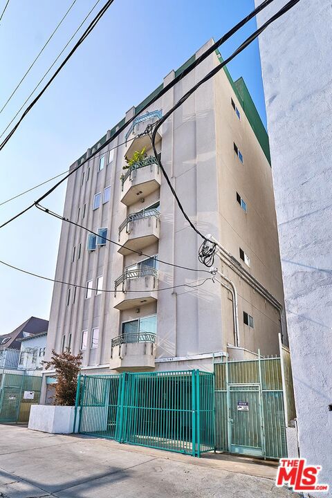 906 S Serrano Avenue, Los Angeles CA: https://media.crmls.org/mediaz/ffbb9dde-0197-4ac0-80a5-0e7fb1aa212f.jpg