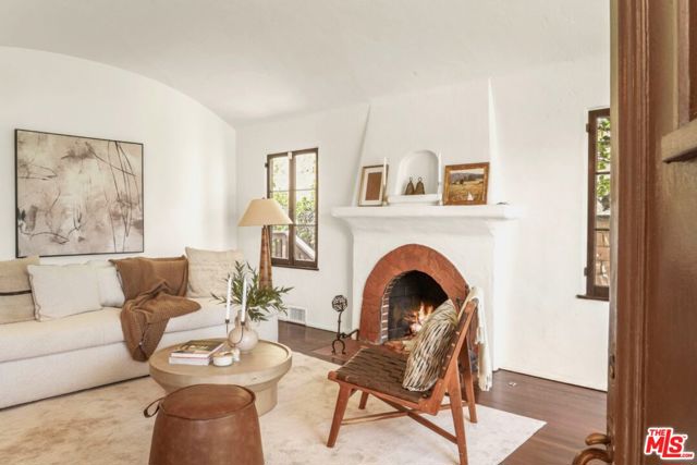 2218 Pearl Street, Santa Monica CA: https://media.crmls.org/mediaz/ffbbaffd-48f4-475c-809a-78bca851ea42.jpg