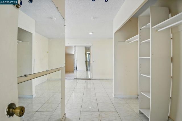 9121 Eaglepoint Ln, Stockton CA: https://media.crmls.org/mediaz/ffbc2fef-fae6-4900-b416-2b4a0ed6686b.jpg