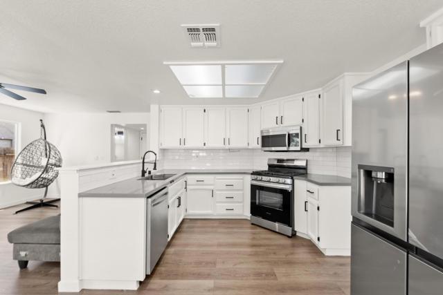 6431 Canyon Creek Way, Elk Grove CA: https://media.crmls.org/mediaz/ffbc7e59-e3df-47b6-ac3e-1d2d525dcd40.jpg