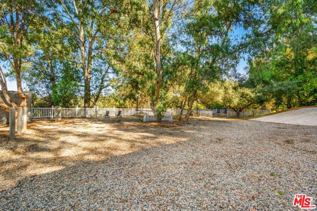 9669 Oak Pass Road, Beverly Hills CA: https://media.crmls.org/mediaz/ffbd1040-71d5-4f49-9e9e-d832ff69de77.jpg