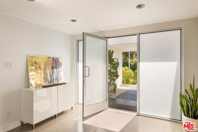 11115 Dona Pegita Drive, Studio City CA: https://media.crmls.org/mediaz/ffbd4562-4389-4ea5-8585-3e4ab410f23c.jpg
