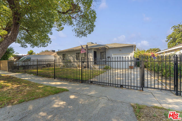 8056 Wakefield Avenue, Panorama City CA: https://media.crmls.org/mediaz/ffbdfcea-50a7-4958-ac68-6d124d7c08d1.jpg