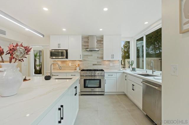 8206 Caminito Lacayo, La Jolla CA: https://media.crmls.org/mediaz/ffbead2e-e1aa-48f0-aa28-be030057d318.jpg