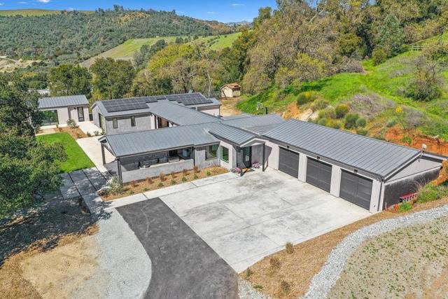 18290 Cochrane Road, Morgan Hill CA: https://media.crmls.org/mediaz/ffbf329a-1e3b-49a5-beae-a1224a506589.jpg