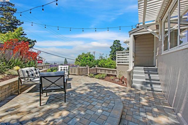 5601 Castle Dr, Oakland CA: https://media.crmls.org/mediaz/ffbf984b-0bf4-40d2-8792-c381778ea0e7.jpg