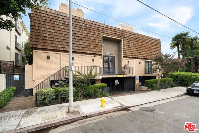 11100 Acama Street, North Hollywood, California 91602, 2 Bedrooms Bedrooms, ,2 BathroomsBathrooms,Condominium,For Sale,Acama,24433153