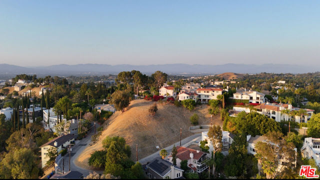 5015 Calatrana Drive, Woodland Hills CA: https://media.crmls.org/mediaz/ffbfa23d-dfbd-4e2e-af3e-b30fa6721e97.jpg