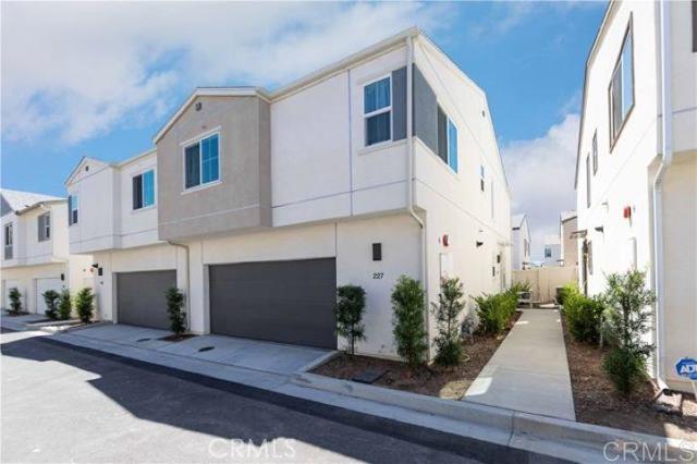 Detail Gallery Image 1 of 1 For 227 Perennial Pl, Fallbrook,  CA 92028 - 3 Beds | 2/1 Baths
