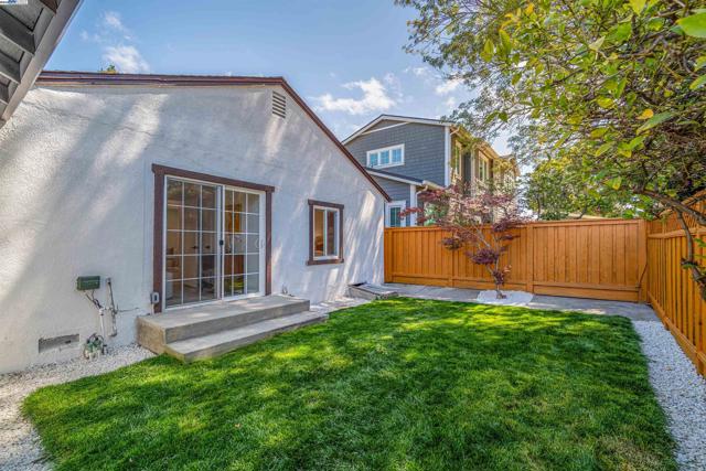 824 14th Ave, Menlo Park CA: https://media.crmls.org/mediaz/ffbfeb49-43e9-4eb3-9095-b516548979e2.jpg