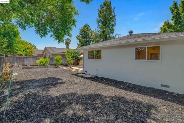 946 Notre Dame Ave, Concord CA: https://media.crmls.org/mediaz/ffc120bd-a6d2-4fe4-90ca-ce314f2ac8b7.jpg